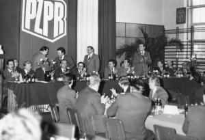 img507 1.Mazur Zdzisław, 2.Kapica Janusz- , stoi od lewej Kamiński wręcza Józef Dzierzgwa, nast. Tymoszuk Tadeusz, Koc Mi~1